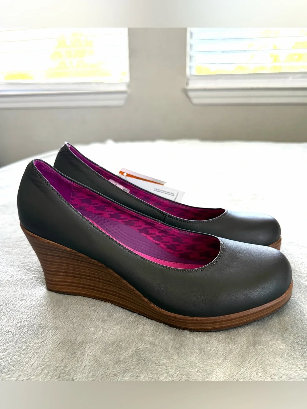 CROCS Gray Wedge Pumps with Fuchsia Interior